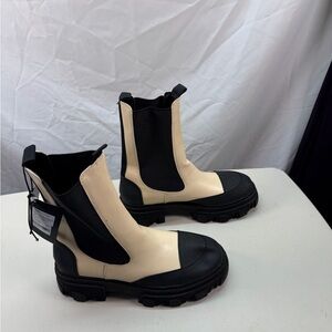 FOREVER 21 WOMENS LUG SOLE Vanilla and Black CHELSEA BOOTS Size 8  New with Tags
